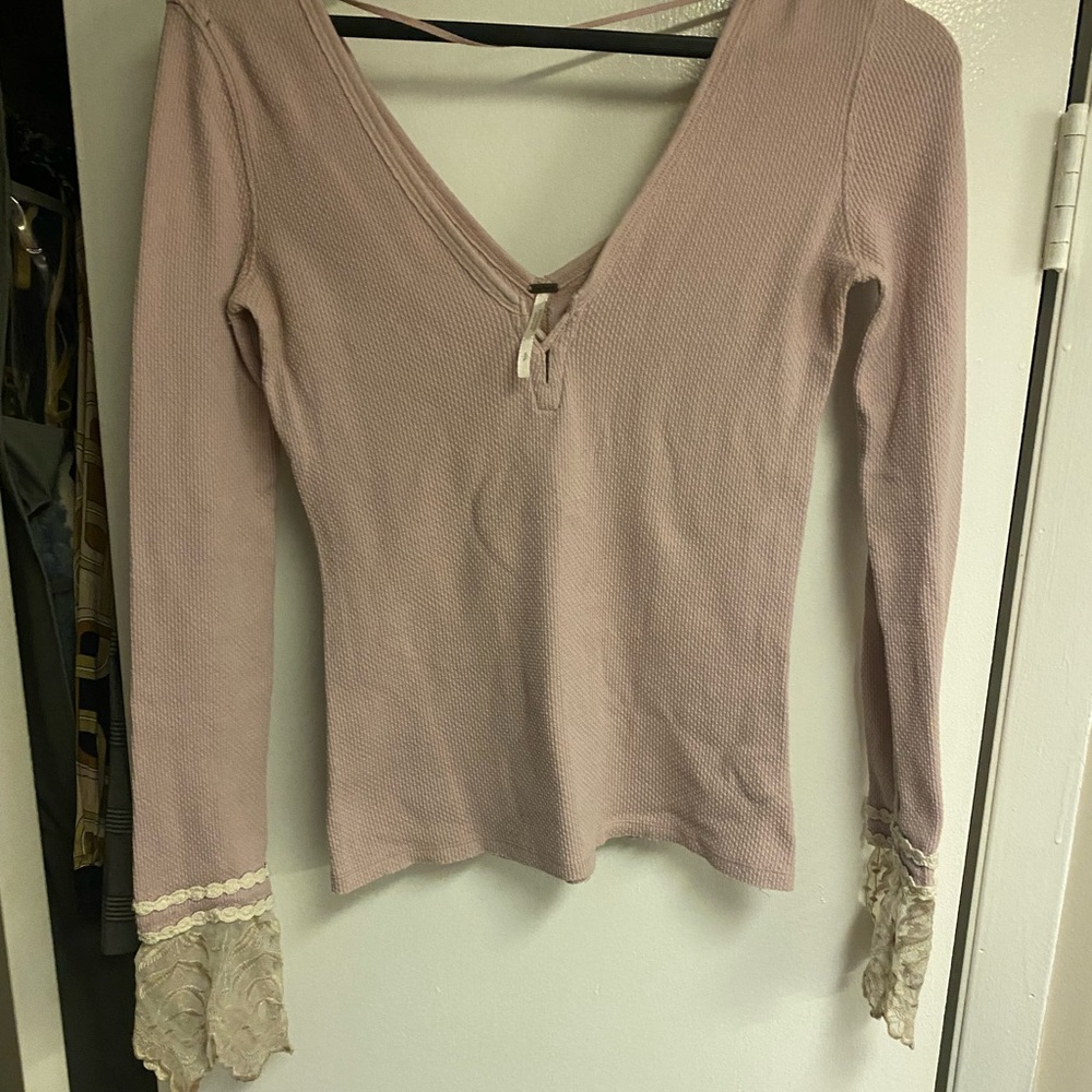 Free people soft lilac pink bell sleeve Henley top size small used condition